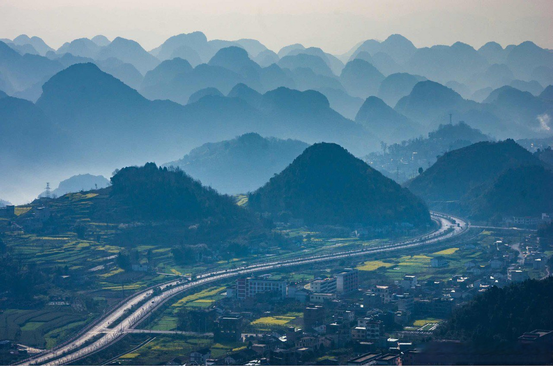起伏的山丘,不同的形状. 房屋的点缀,自然的画卷.