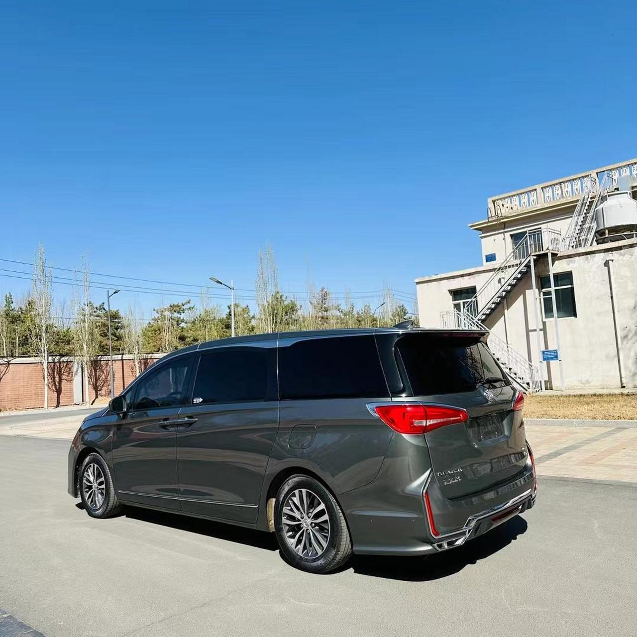 17年别克gl8es旗舰版,2.0t自动顶配,蒙娜丽莎前脸 裸车39.