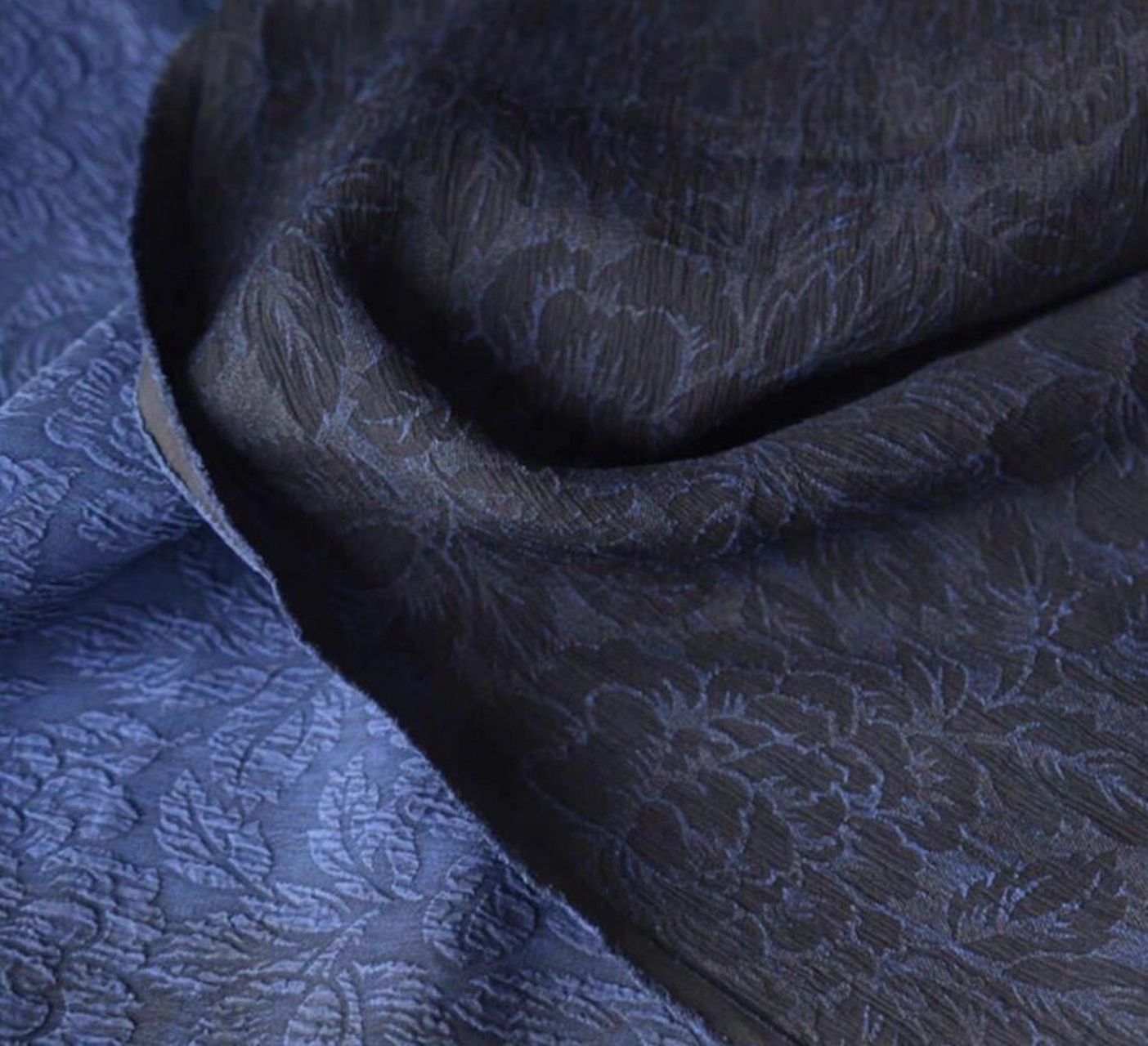 冠乐绉 真丝冠乐绉与双绉有什么区别 二者都是真丝面料,但是在纺织