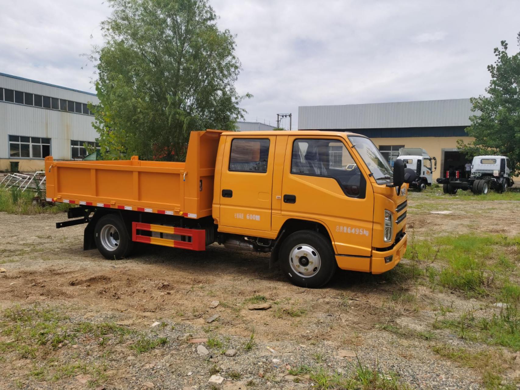 国六江铃小黄牌双排自卸车.