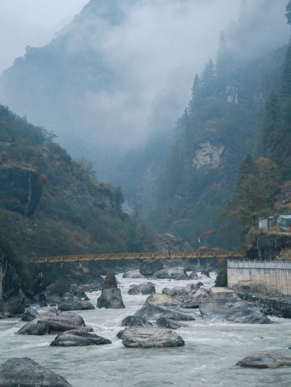 慢慢伴随着悬崖峭壁,河流与大雾,来到了海拔只有2200米的陈塘沟