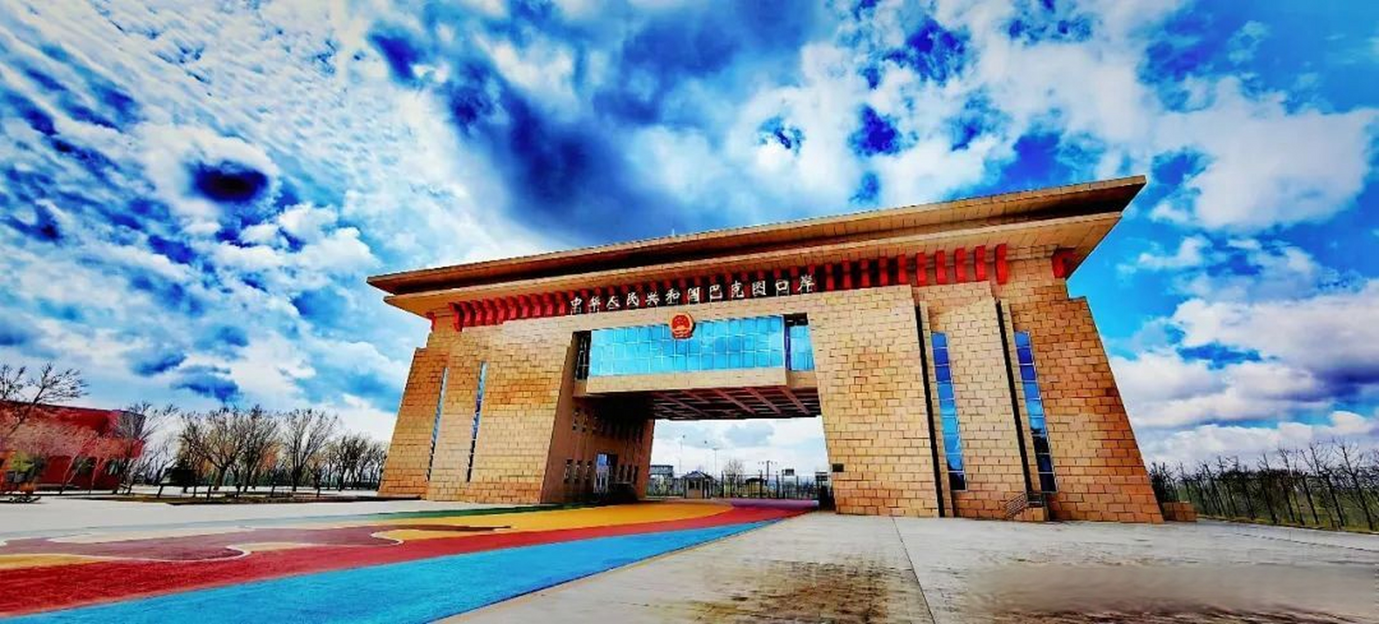 从通道经济到产业经济,再到产业集聚,今天巴克图口岸朝气蓬勃,发展的