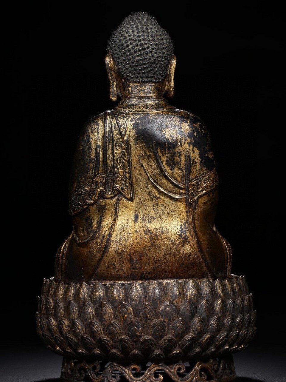 明代 铜流金释迦摩尼佛坐像(原配莲花底座) 高39厘米,重5650克,此尊