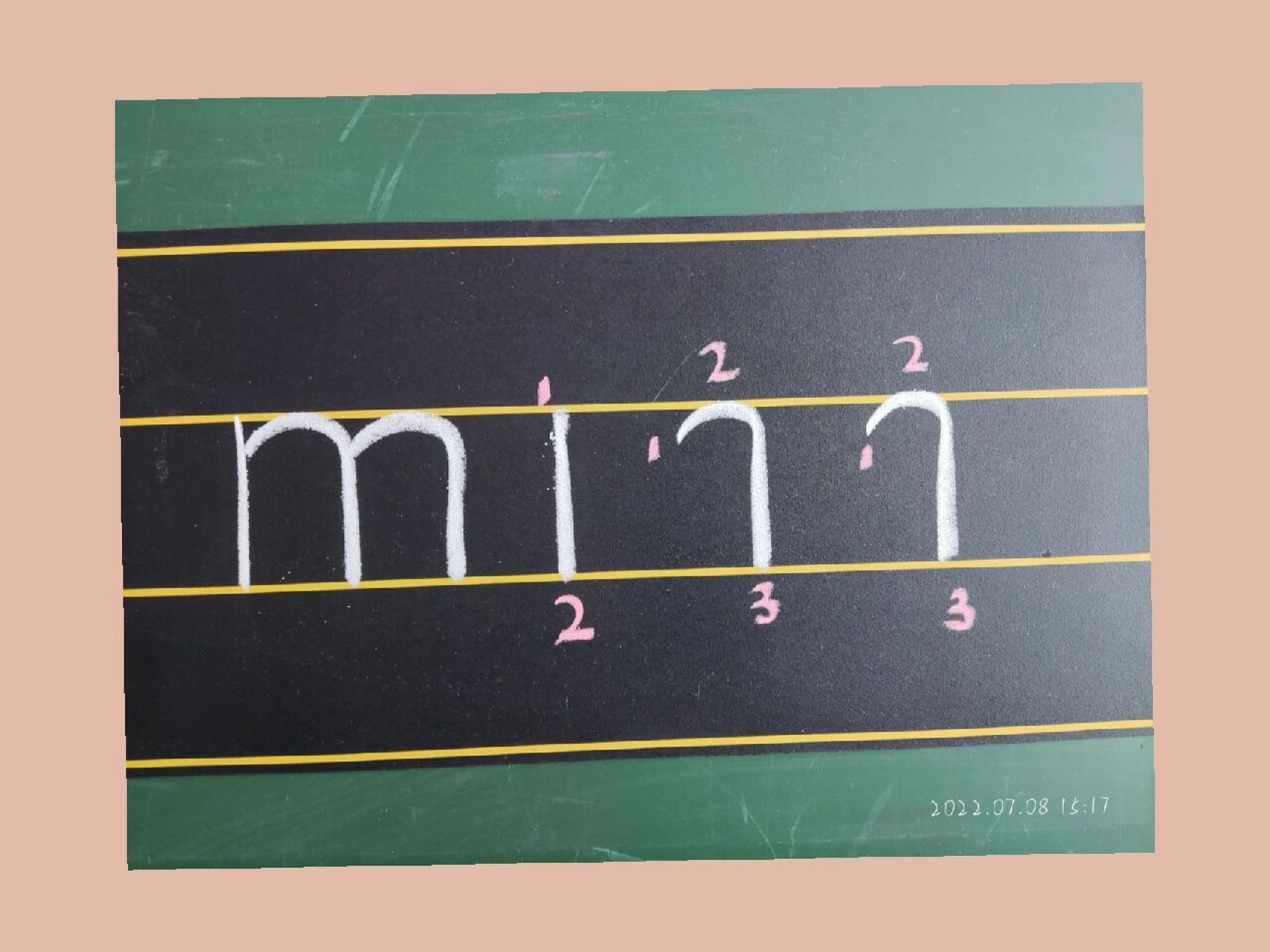 一分钟教会孩子写:m 【拼音学习】:书写声母 m 	 【前期准备】 在学习