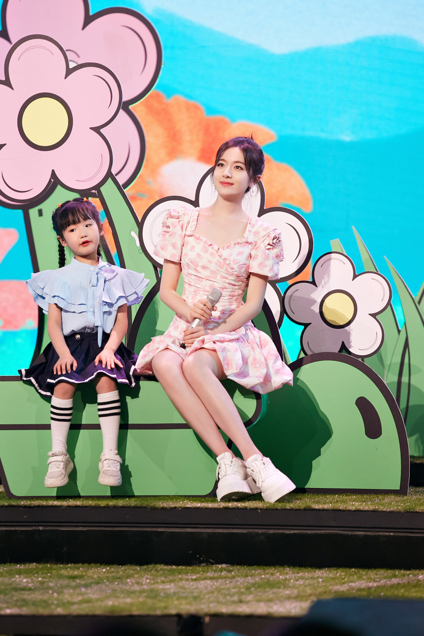 李兰迪 捕捉童趣瞬间,今日甜美可人的@李兰迪 请查收,有谁没听妹冒骀