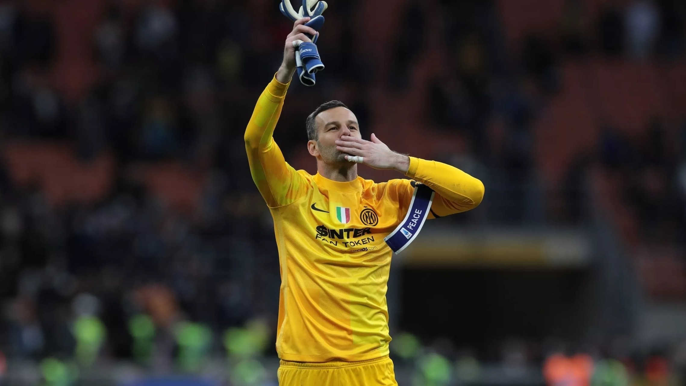 相见难时别亦难[流泪] 国际米兰官方宣布:汉达诺维奇离队,结束11年