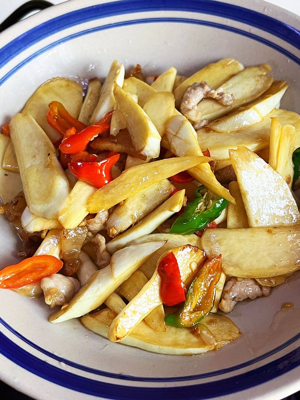 江西菜茭白炒肉,又一米饭杀手92 92准备食材:茭白,前腿肉,小米椒