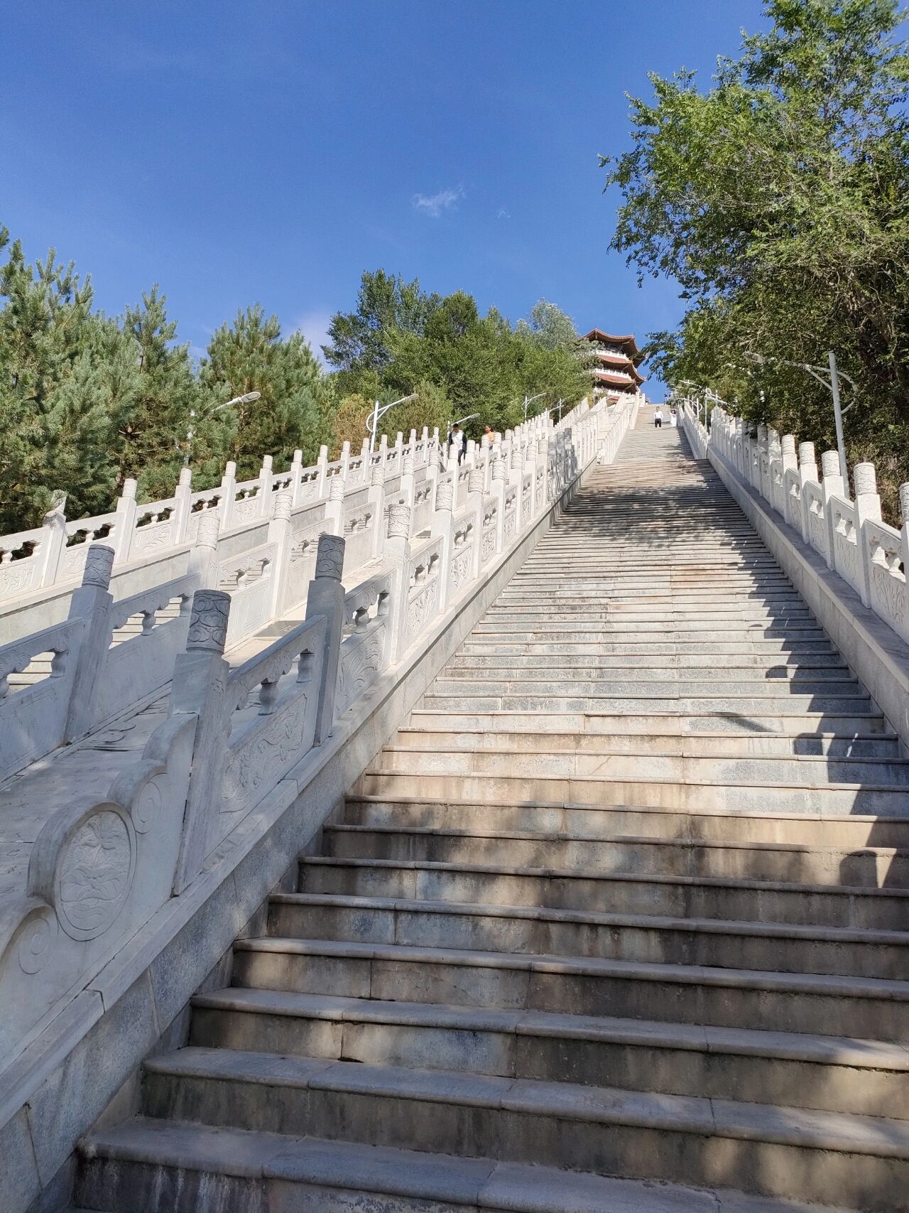 没想到古雁岭这么好拍 过了固原北收费站,就远远看到这个塔.