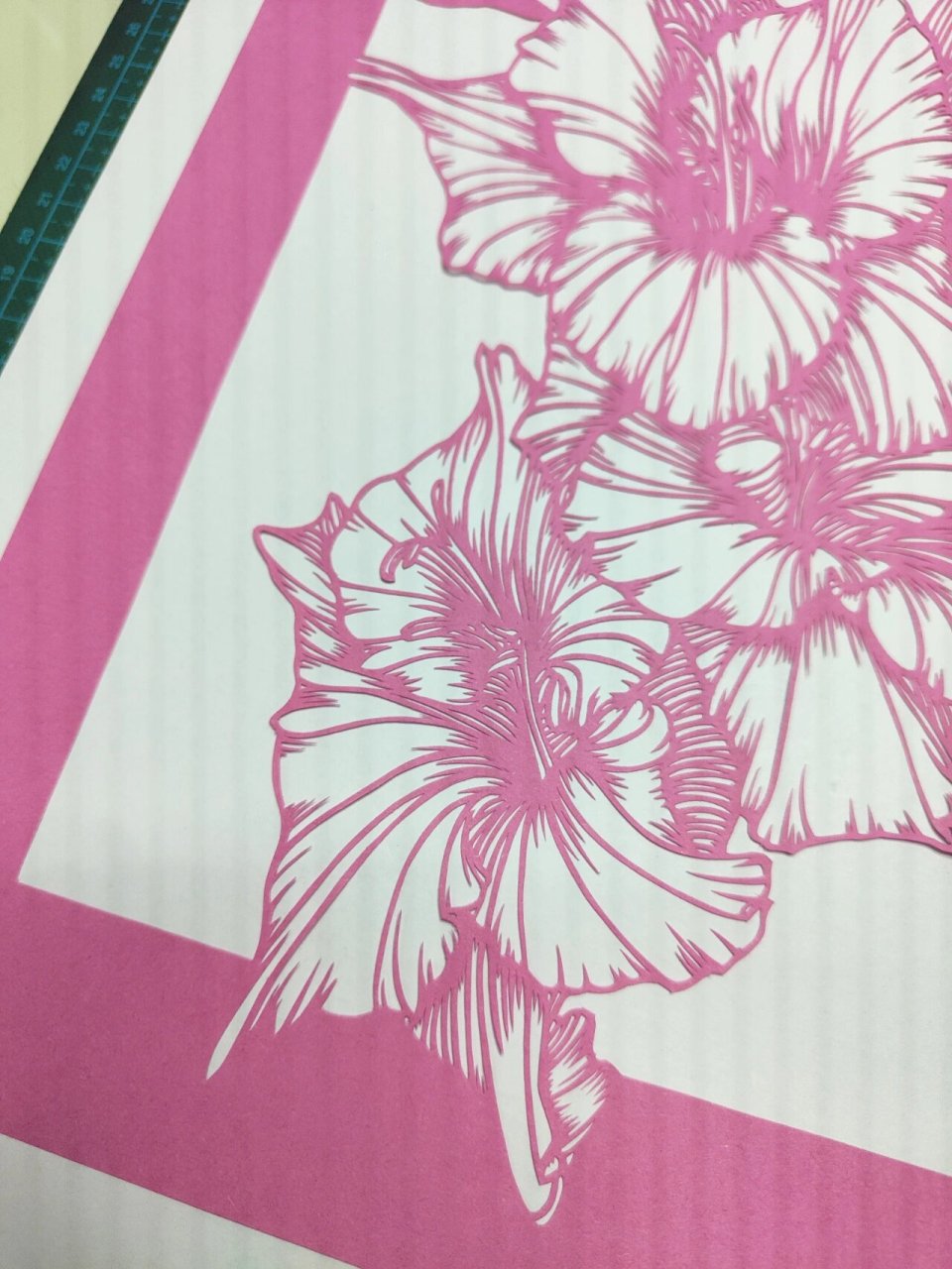 彩色花卉剪纸—剑兰(8/100) 花卉剪纸第八副作品上线了 原画稿来自