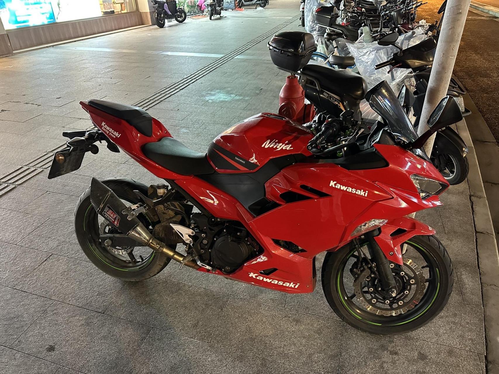 最喜欢的一辆摩托车做结尾,红色的川崎是真好看啊