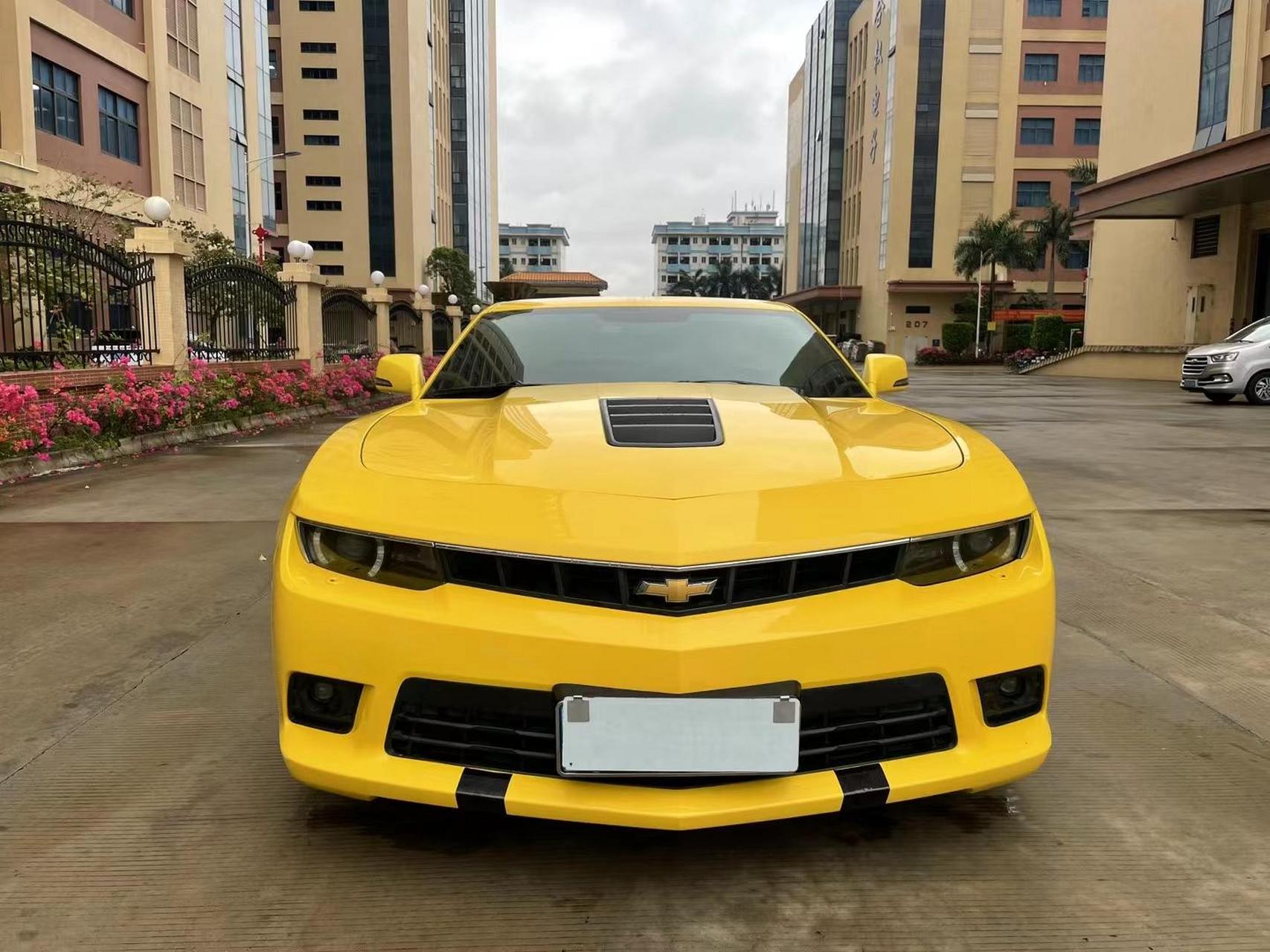 兰科迈罗大黄蜂,3.6l rs限量版,带抬头显示,中控大屏,无边框双门跑车.