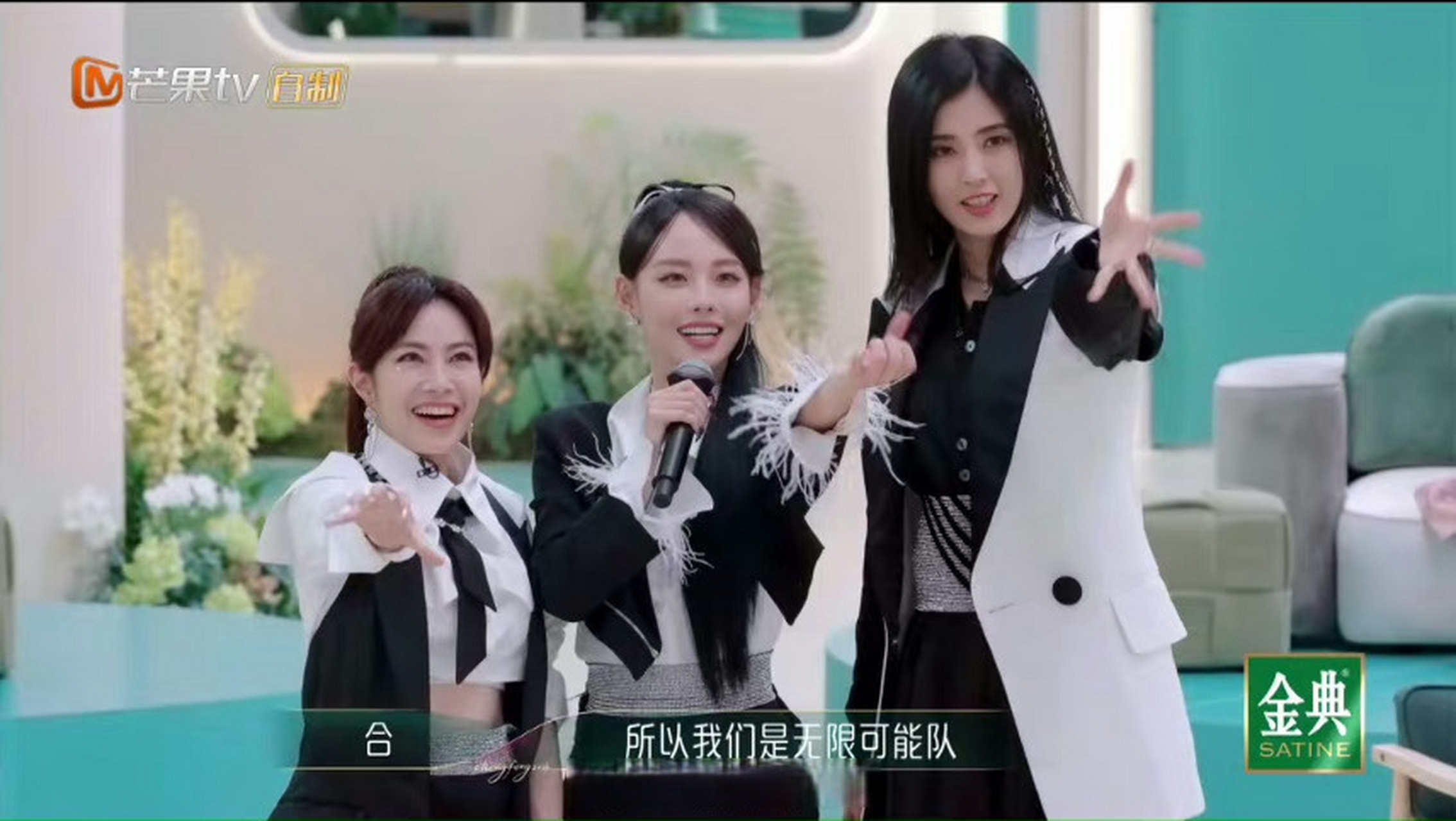 张嘉倪徐怀钰赵丽娜好像wifi啊,三个人的身高差直接就是信号格,从低到