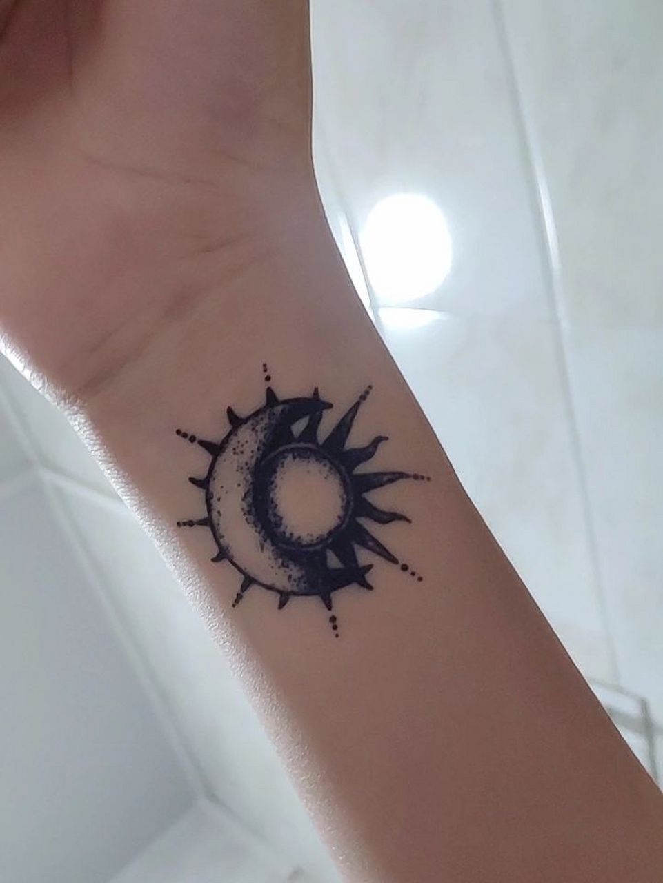 果汁纹身可以用卸妆水洗掉呀呀呀 小王大聪明说只显色48小时,结果是48