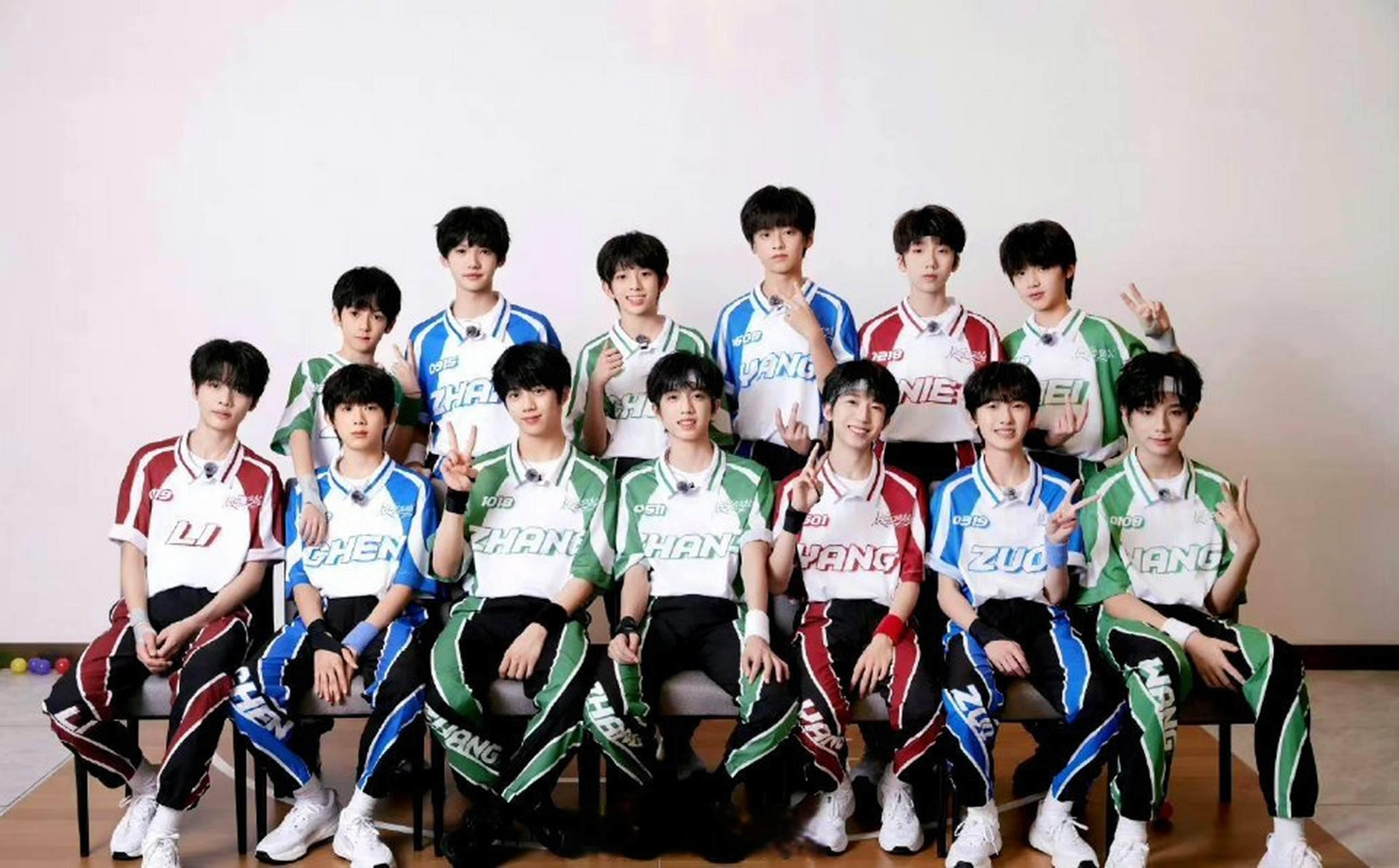 时代峰峻旗下的二代,三代,四代合影来了,你第一眼看到了谁呢?