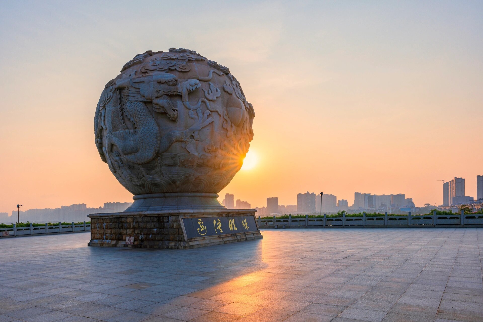 防城港龙马广场,明珠广场 防城港是一座新兴城市,"城在海中,海在城中"