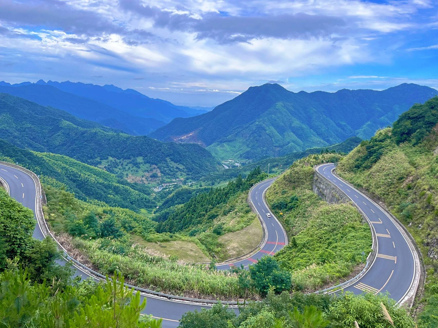 雨后的怀玉山风景非常壮观,云雾缭绕,来这里自驾就好像穿梭在云端