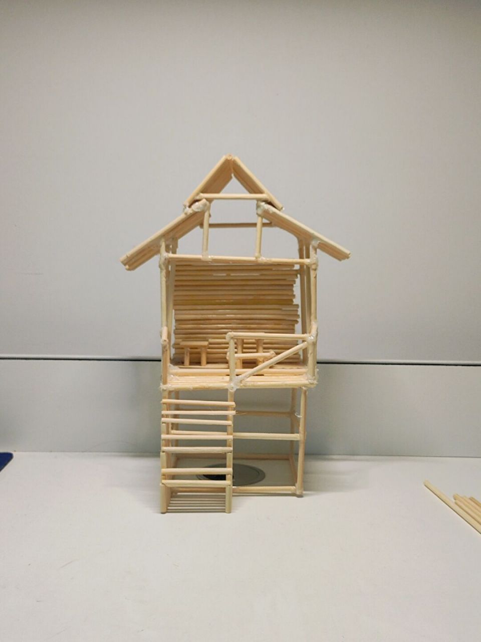 大学生作业:手工制作-傣族竹楼 纯手工制作傣家竹楼 材料: 一次性筷子