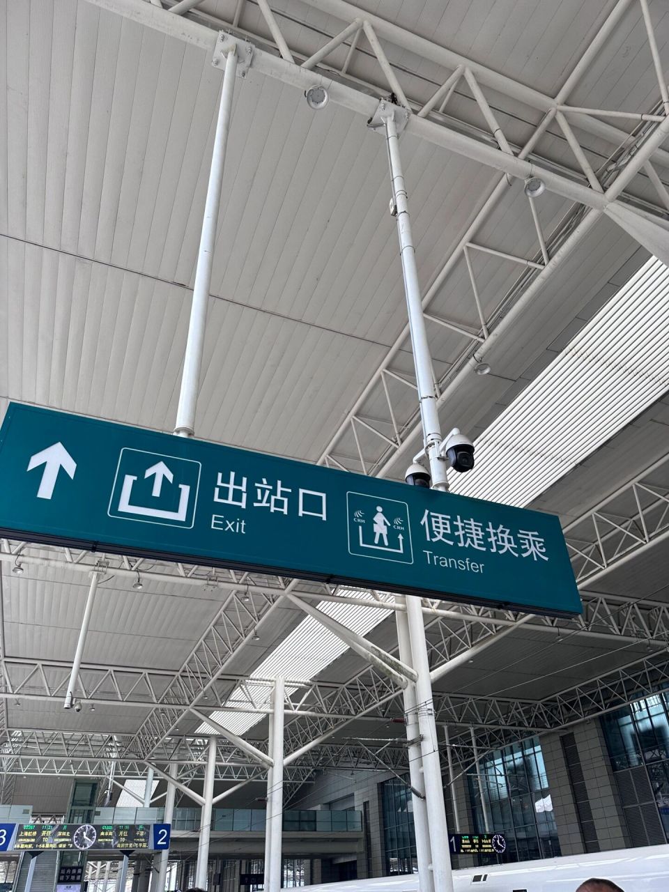 温州南站换乘 没有直达电梯要先往出站走再进站 站内没有kfc没有