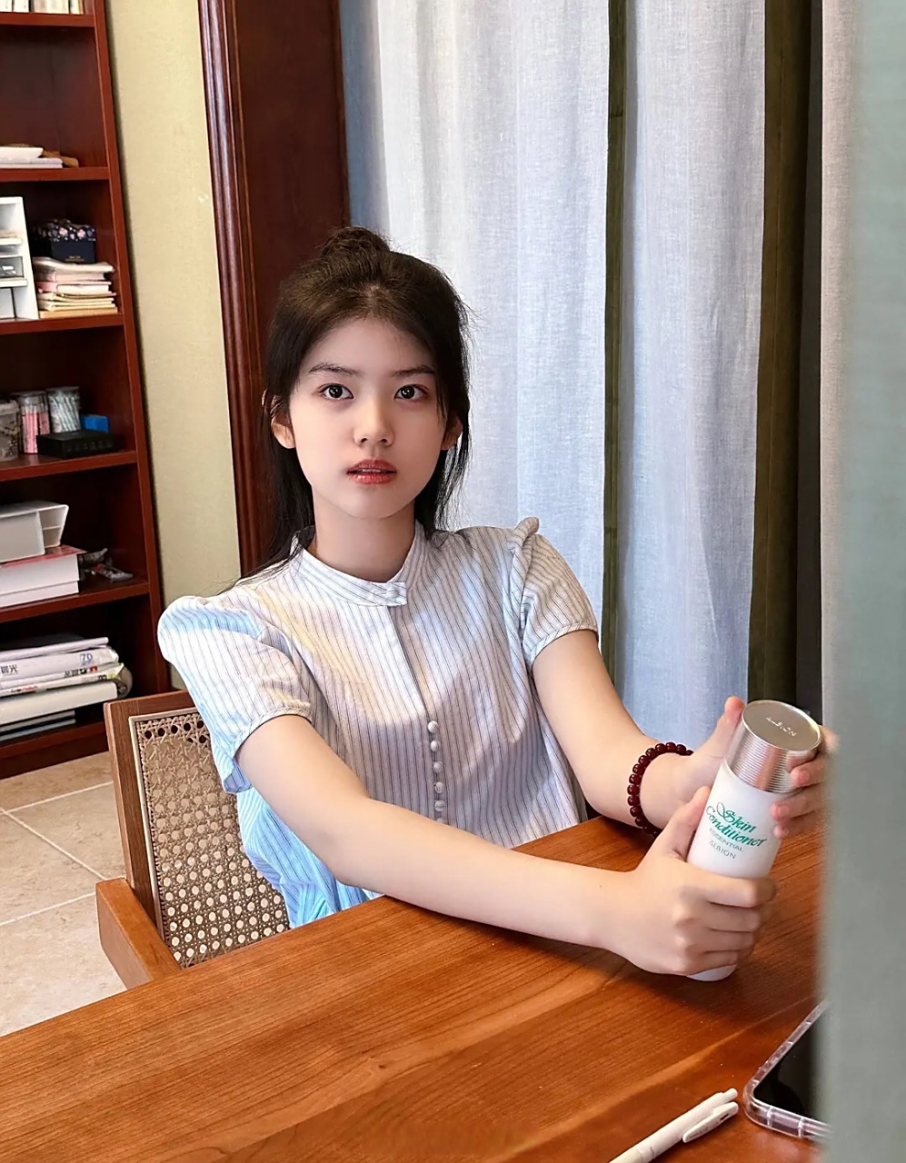 赵蕴卓和张婧仪是同一个类型,倔强小白花脸.适合演青春疼痛文学.