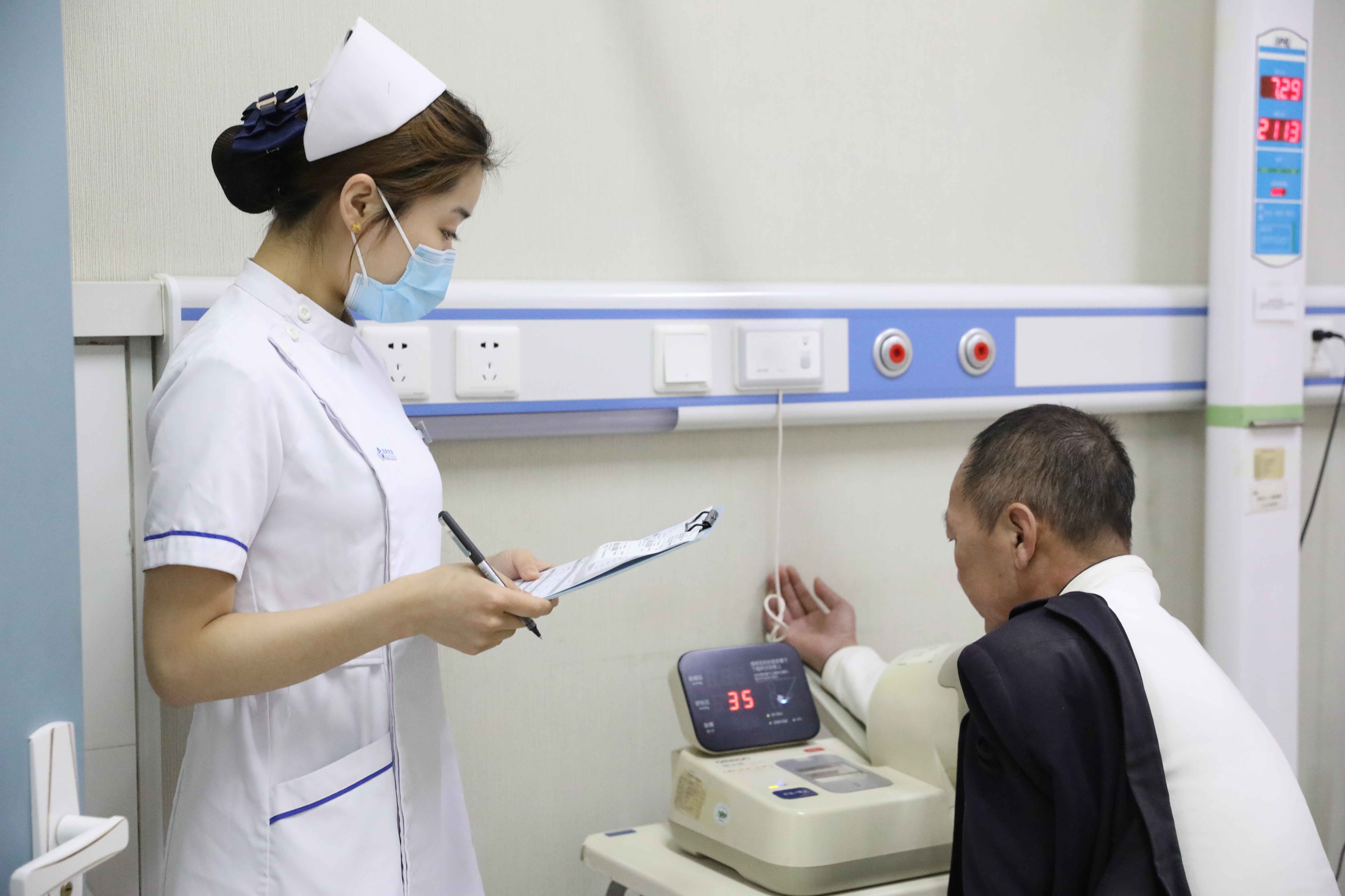 301医院帮忙挂号陪同看病院内自助设备操作协助，轻松上手的简单介绍