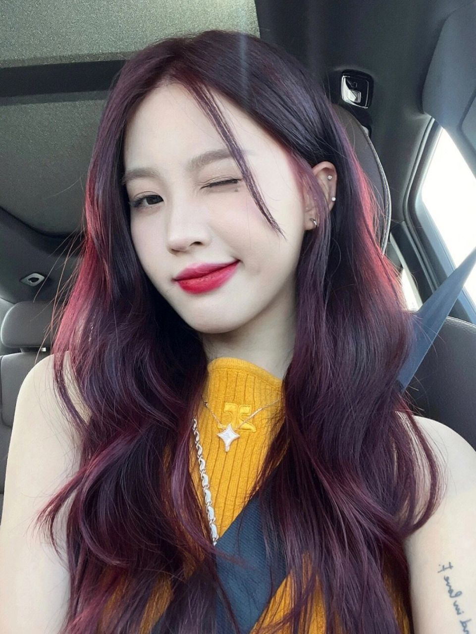 超级显白的紫红色系发色 超好看的晚葡萄酒红发色谁染谁白,白到发光