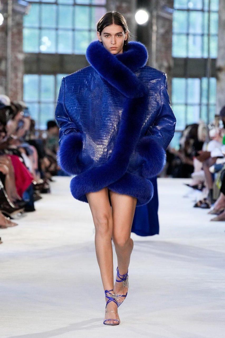 地才蓝出现在了 alexandre vauthier couture 的2022年秋冬高定系列.