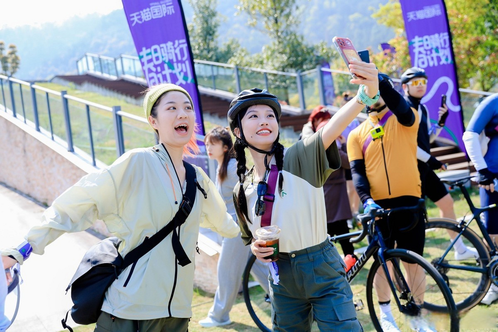 的现场图片,发现活动的主题是"春日骑行",忽然有点恍惚