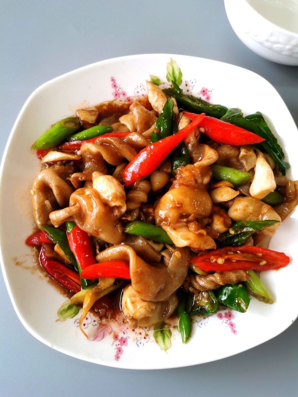 香辣鱼泡这样炒q弹爽滑,满满的胶原蛋白～ 食材:鱼泡250克  青红辣椒