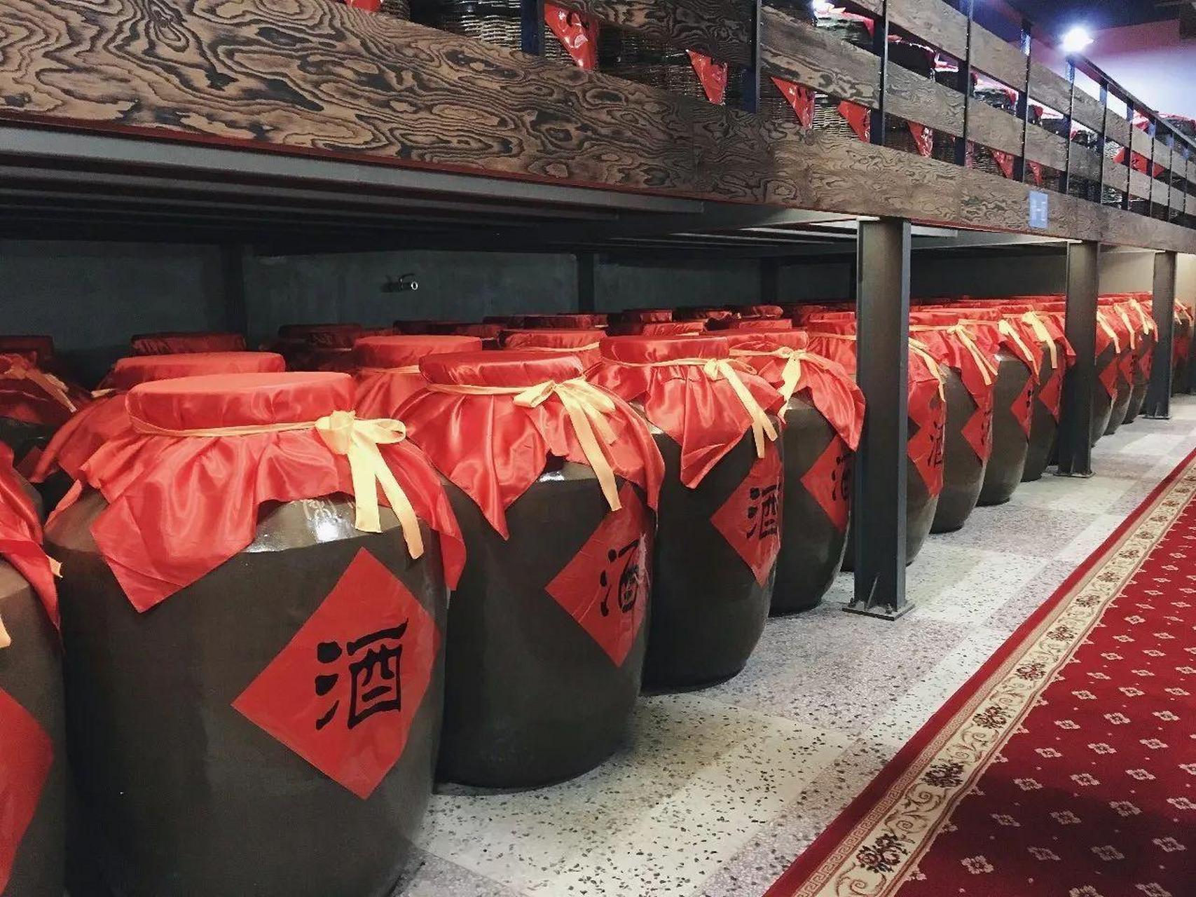 不久,姬长孔被调任县饮食服务公司经理,半年后又扭亏为盈.