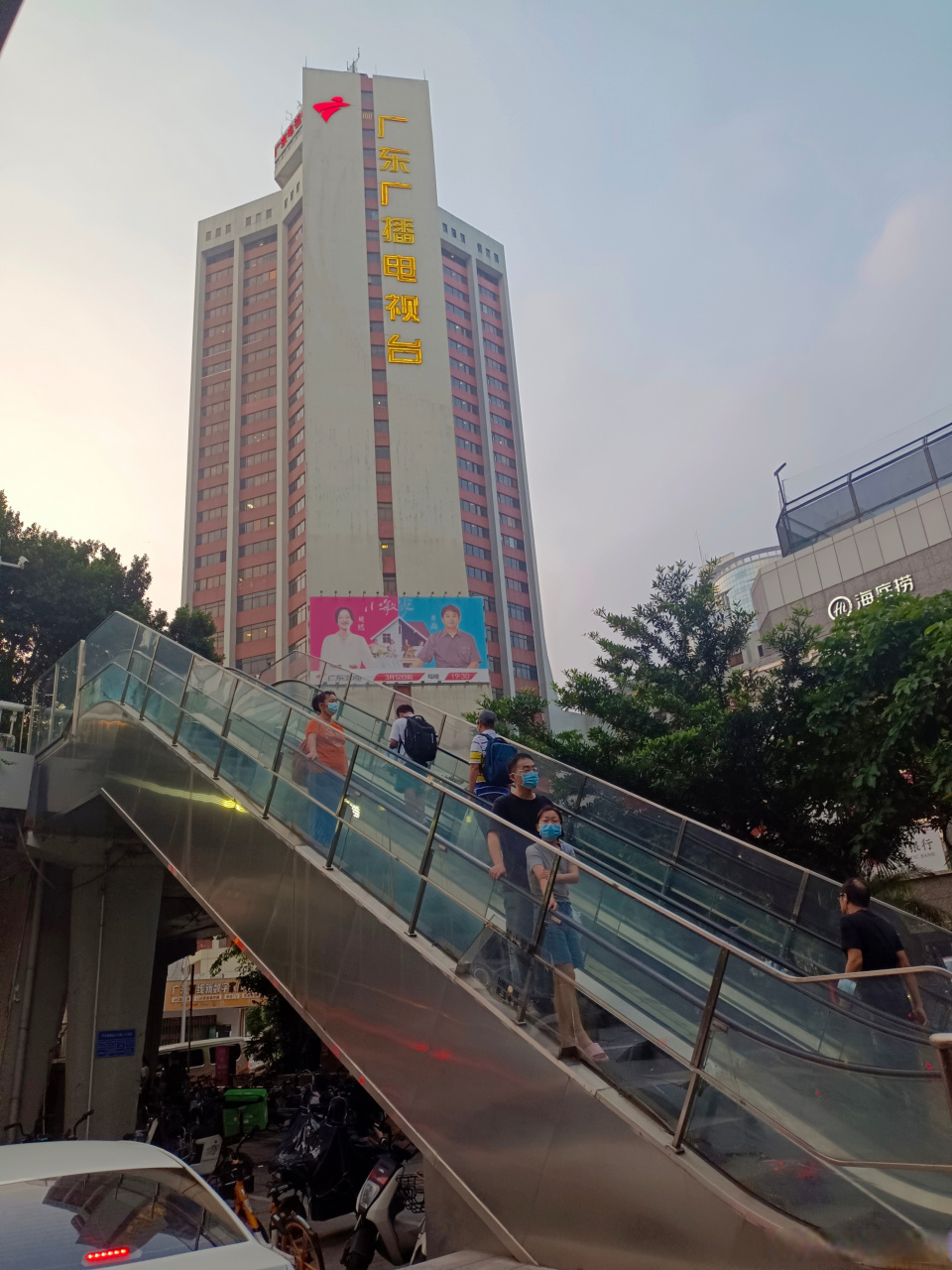 途径广东广播电视台,真实的广东电视台大楼.