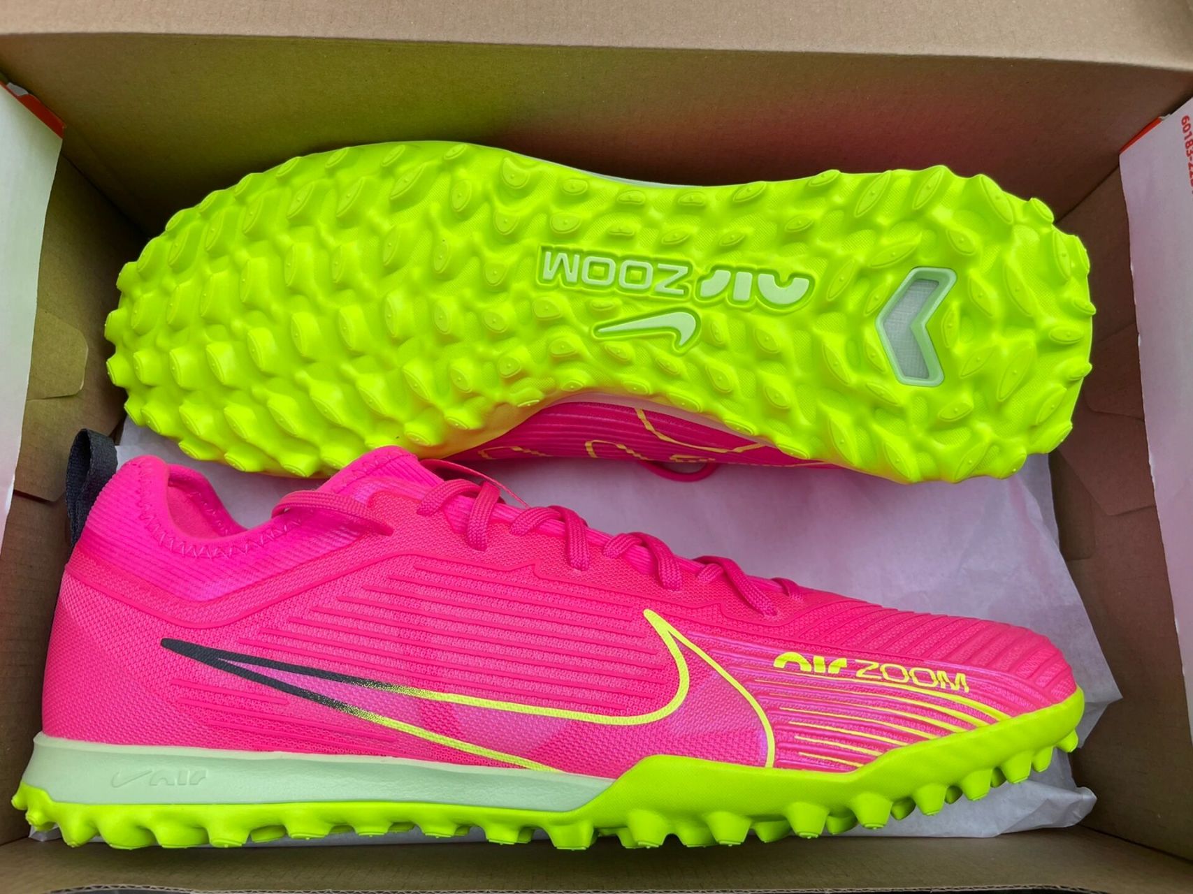 耐克刺客15足球鞋tfpro碎钉次顶级猛男粉 耐克刺客15足球鞋tfpro碎钉