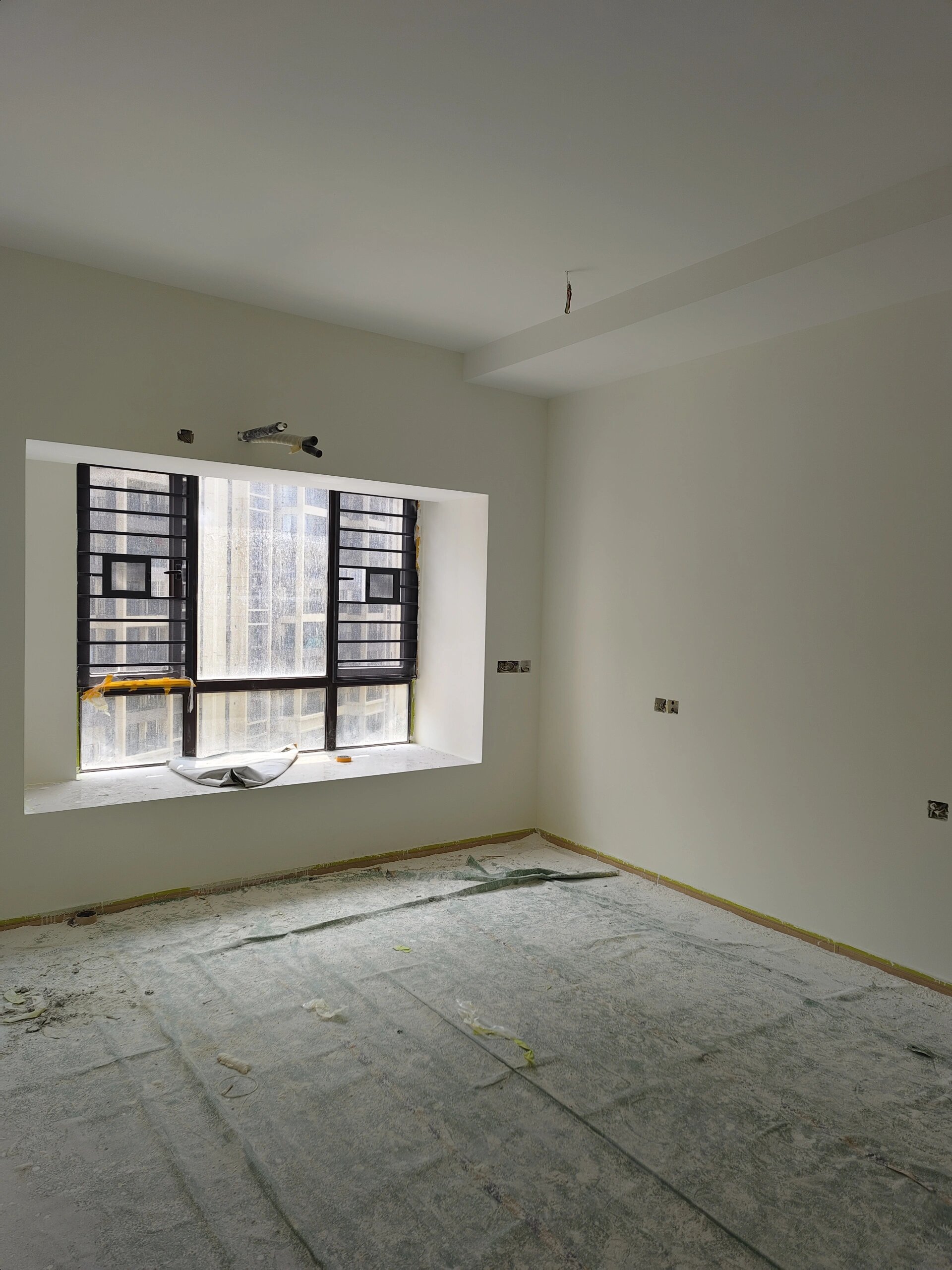 珍珠白乳胶漆墙面 刷完一底一面的乳胶漆,嘉宝莉的珍珠白,顶部大白墙