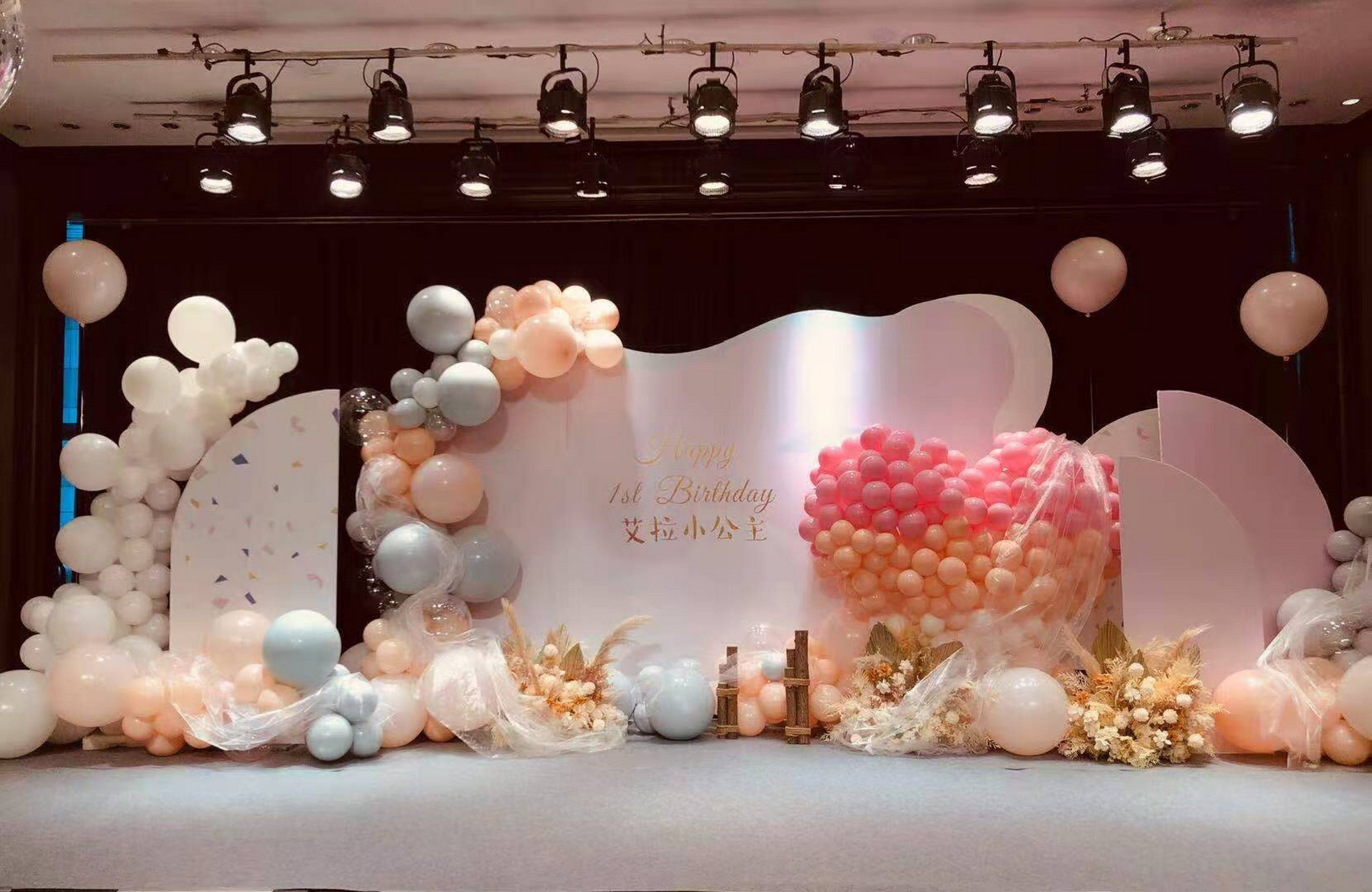 粉色,白,灰系主题 kt板 气球仿真花艺结合的宝宝宴布置 #宝宝周岁