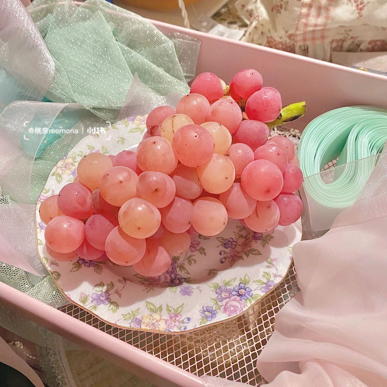 爸爸无意间买到的梦幻粉色葡萄99 不知道是什么品种,真的好漂亮