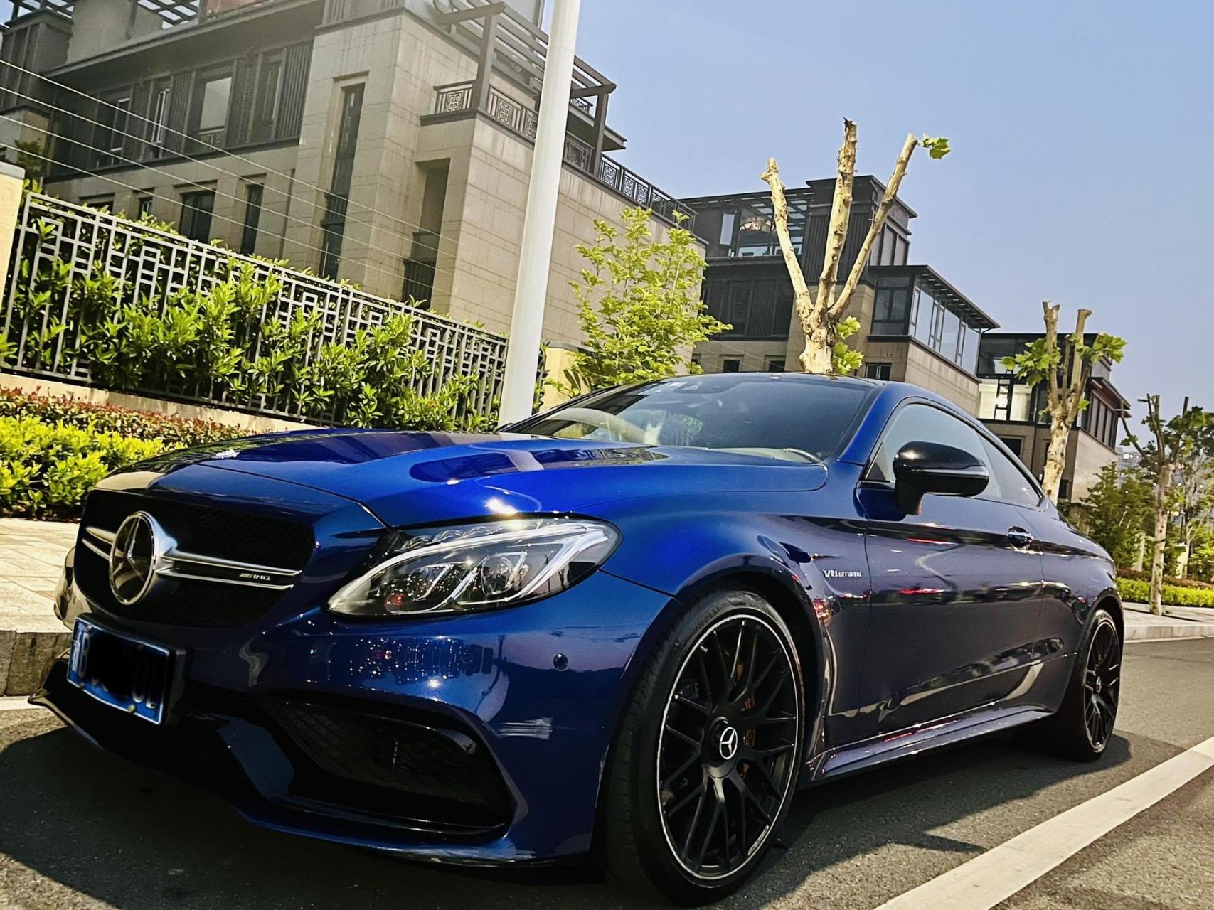 这个蓝色真的超级耐看c63  amg 奔驰 性能车 双门轿跑
