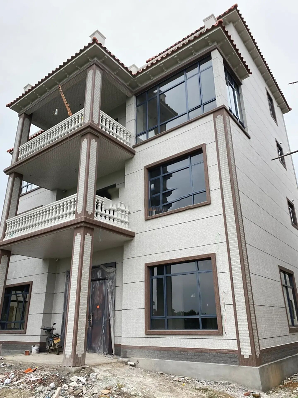 听劝6015自建房纸皮砖这样铺贴～好看又大气 今天分享这栋简约风