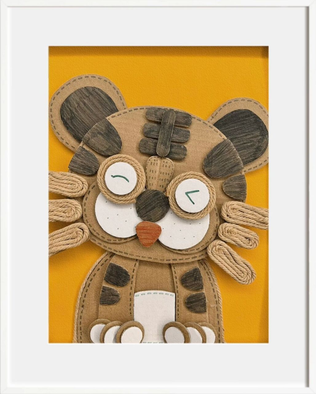 纸皮画环创十二生肖《虎》 先在废纸皮上画出图案,美工刀或剪刀裁下