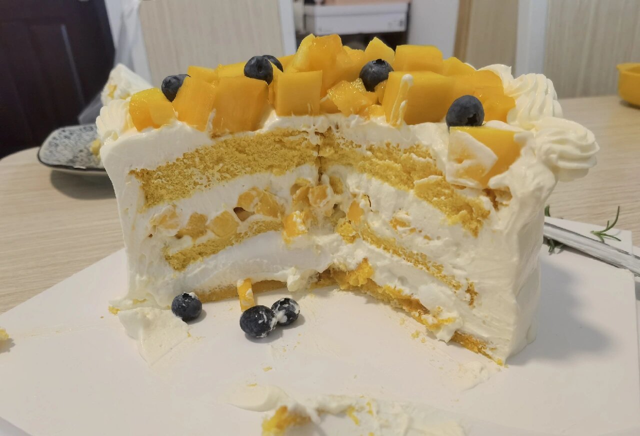 蛋糕为什么凹陷塌腰呀 第一次做蛋糕 每片切的薄厚不太一样 还最薄的