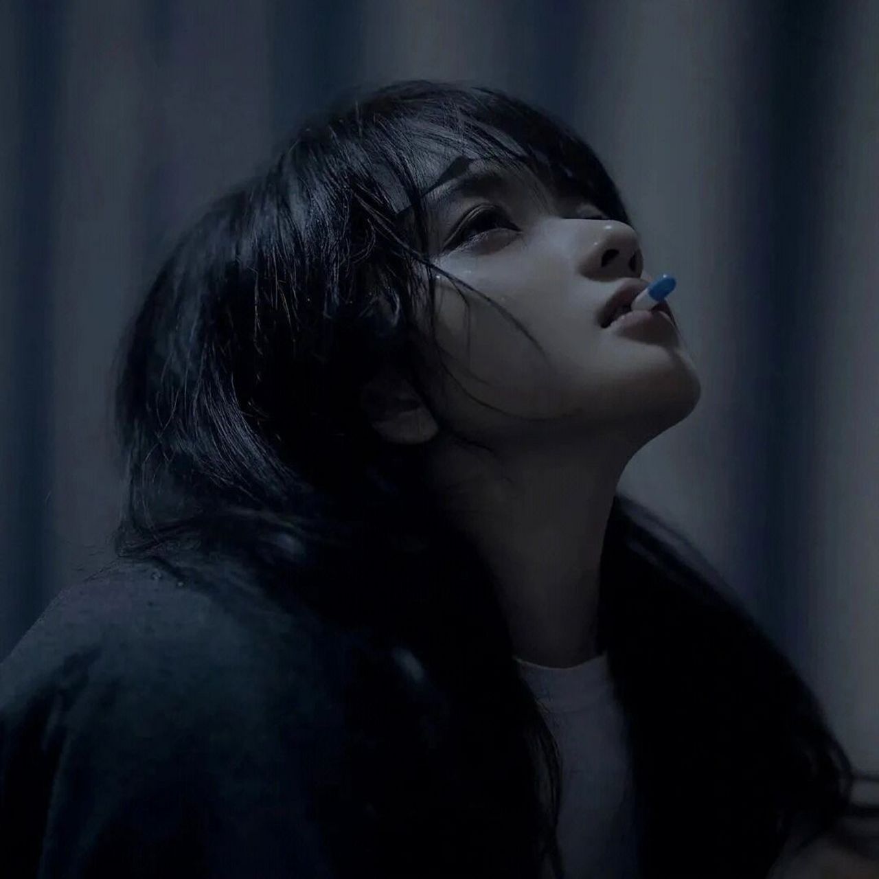 孤独感头像 再熬一熬吧,马上风吹,落叶,下雪,这一年就过去了