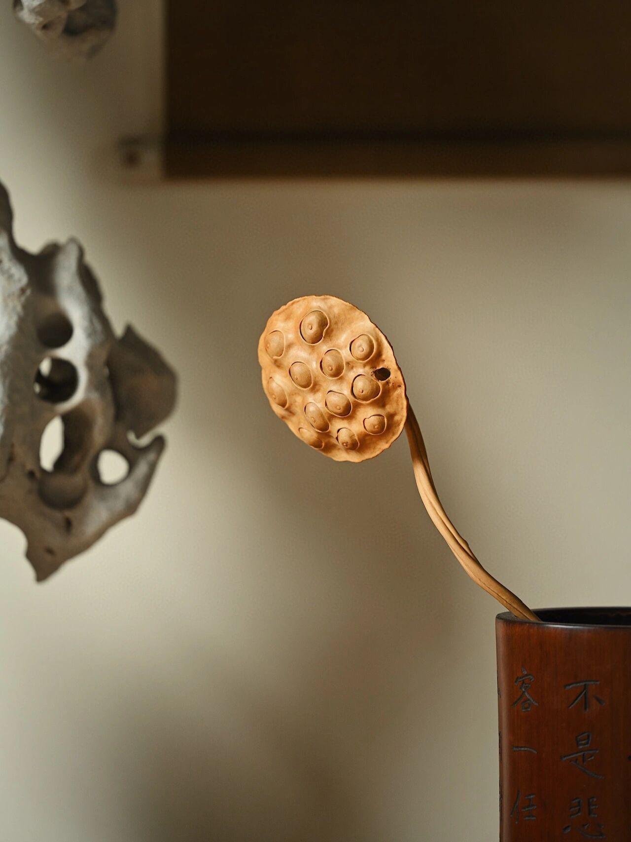 黄杨木"多子多福"如意 圆雕一只莲蓬,雕琢莲子排列紧致,枝蔓弯曲扭转