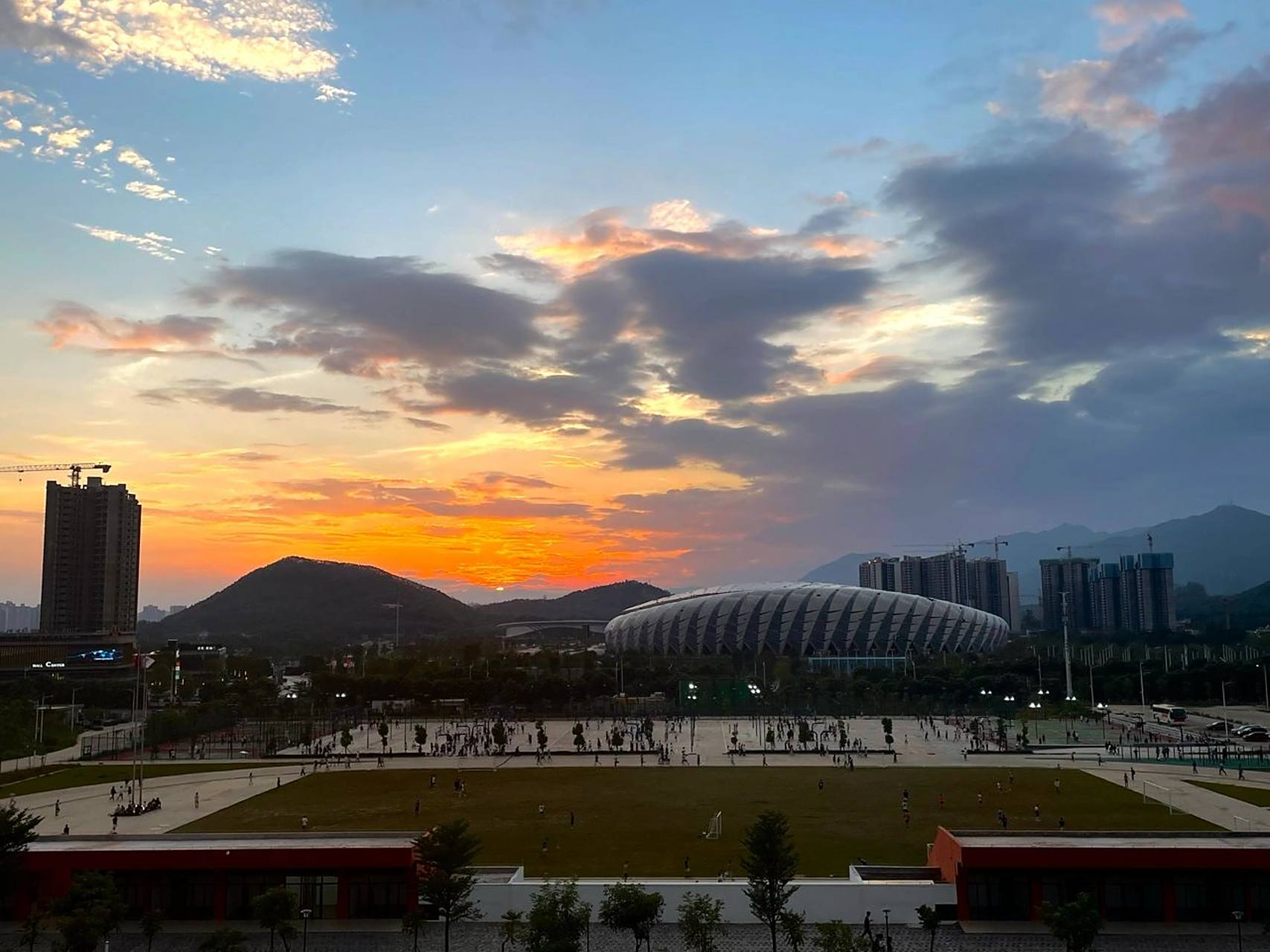 广东建设职业技术学院(清远校区)  我们学校是位于清远职教城中的其中