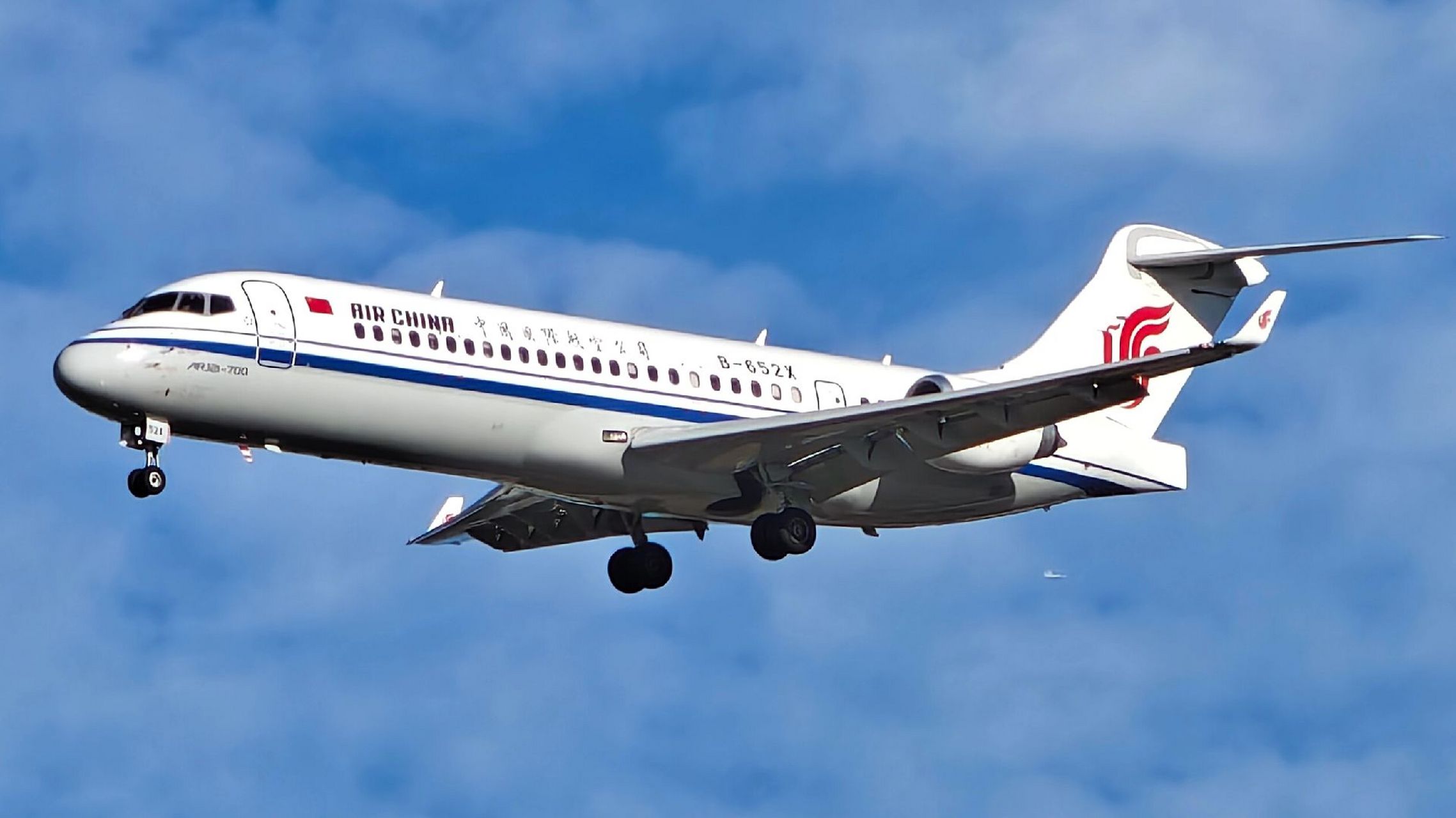 arj21-700整体体验很好  但在后排坐噪音很大 但crj900在后排噪音就很