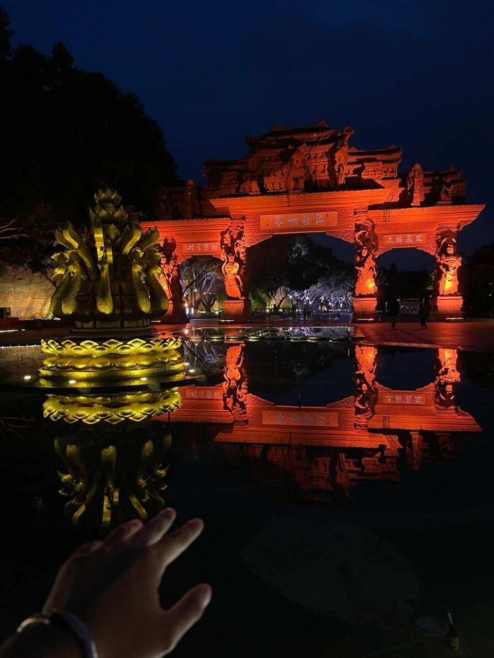 游走 旅行 乐山大佛 夜游～摸摸佛头万事不愁,摸摸佛眉万事顺遂,摸摸