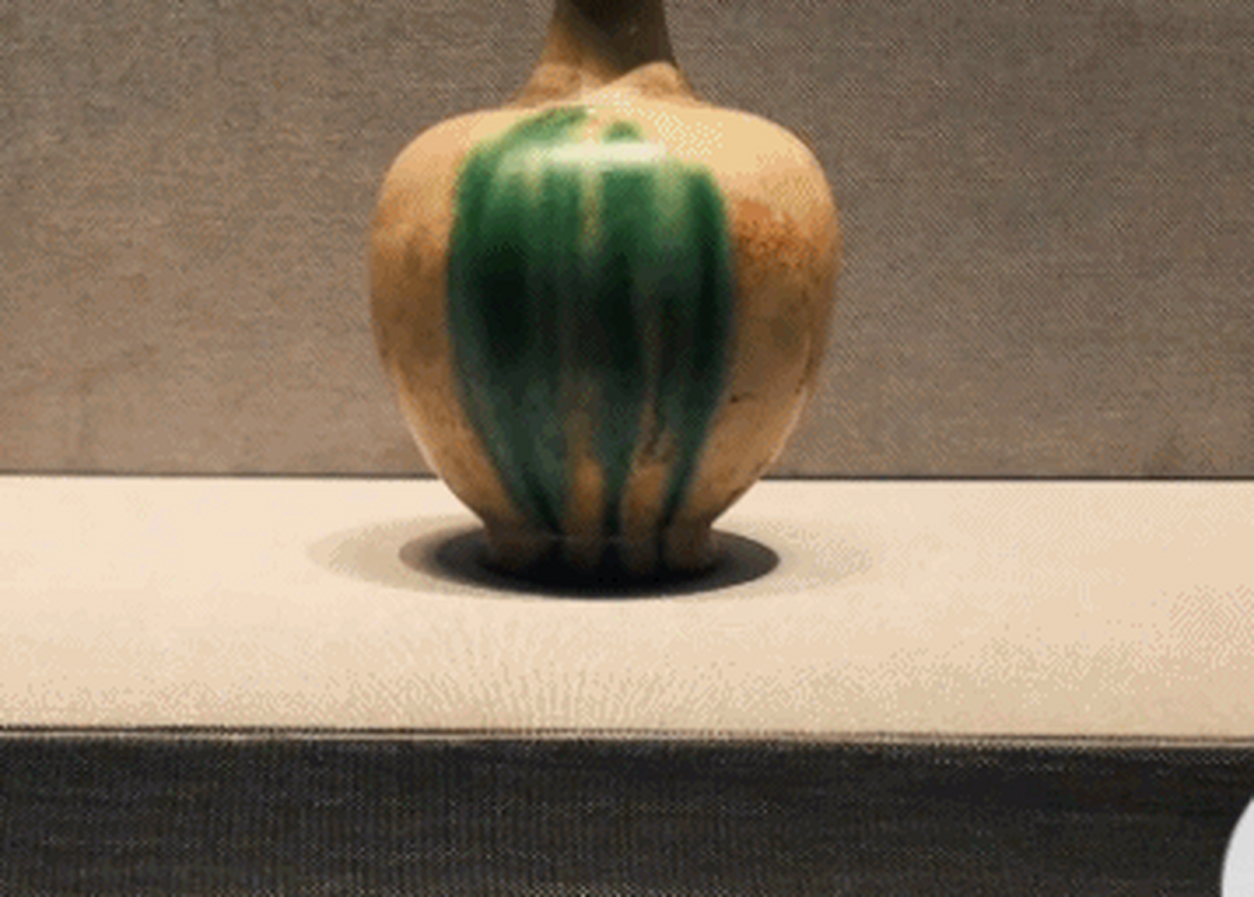 【#国风版薄荷曼波颜色好绝#】现藏于河南博物院的白釉绿彩长颈瓶