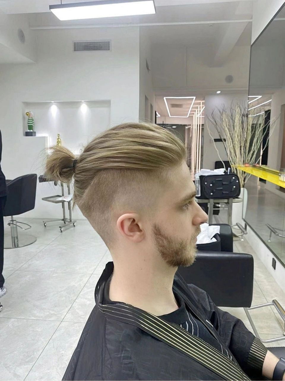 帅到爆炸99 欧美人五官比较立体,头型比较饱满,怎么扎都好看,有五官