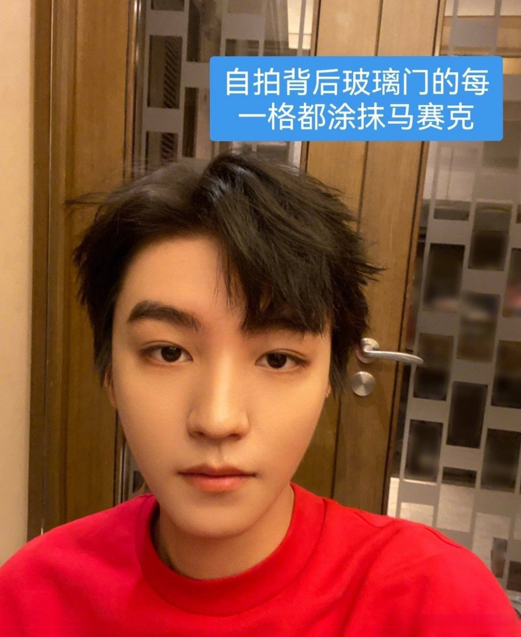 王俊凯给车牌打码# 王俊凯今日份随拍还把照片中车牌都打上马赛克,他