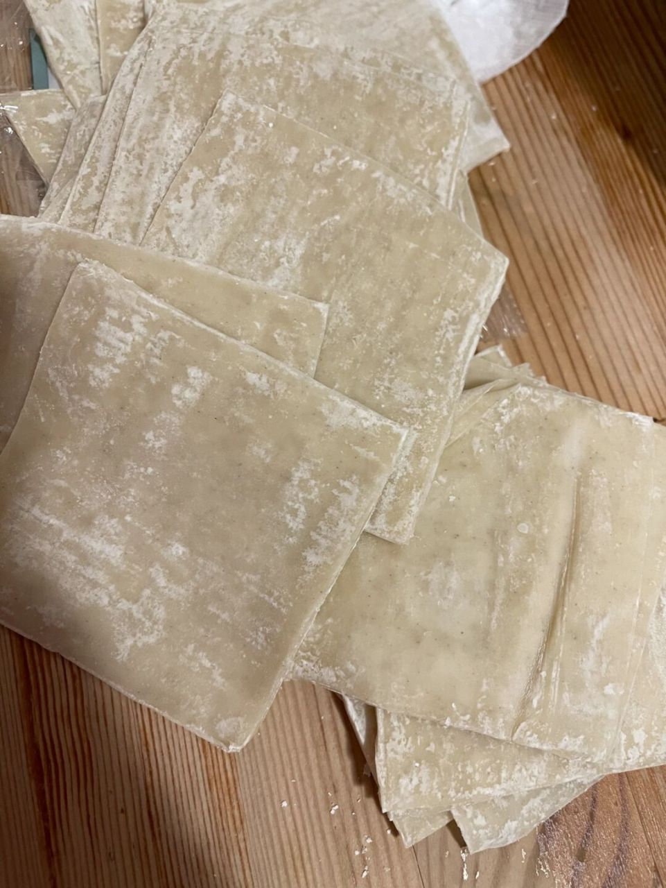 请问这馄饨皮是不是发霉了 图一二上的馄饨皮上面有好多小黑点,(不是
