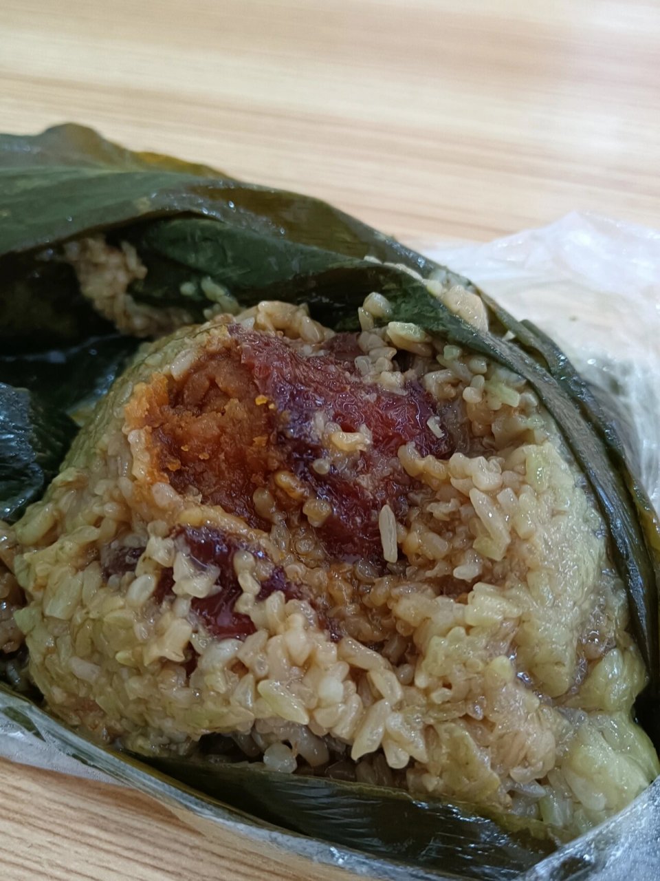 海南定安蛋黄黑猪肉粽 这个粽子是朋友她爸爸从定安寄来学校给她吃的