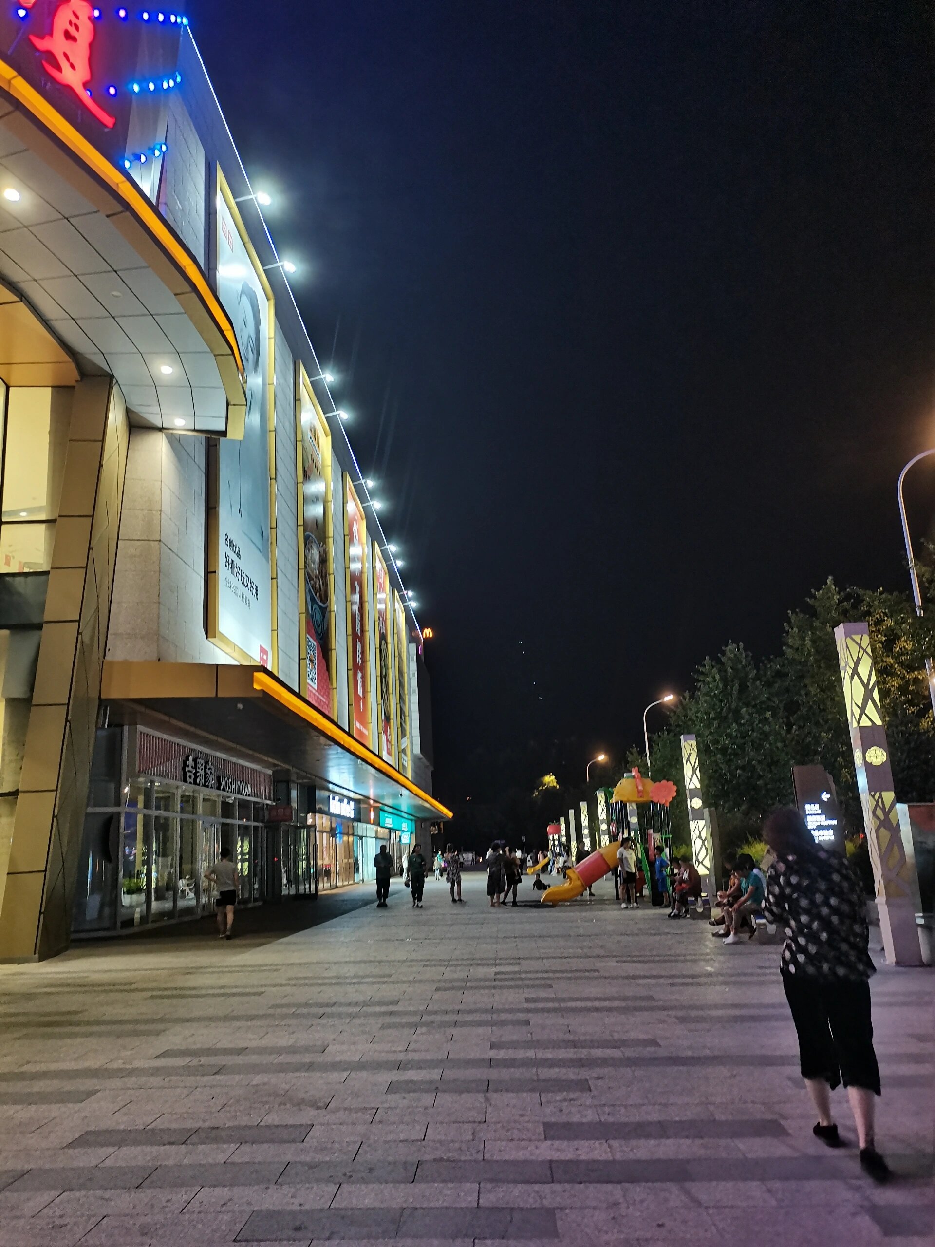 兴城华联商圈 紧挨辽宁工程技术大学,楼下晚上就有夜市