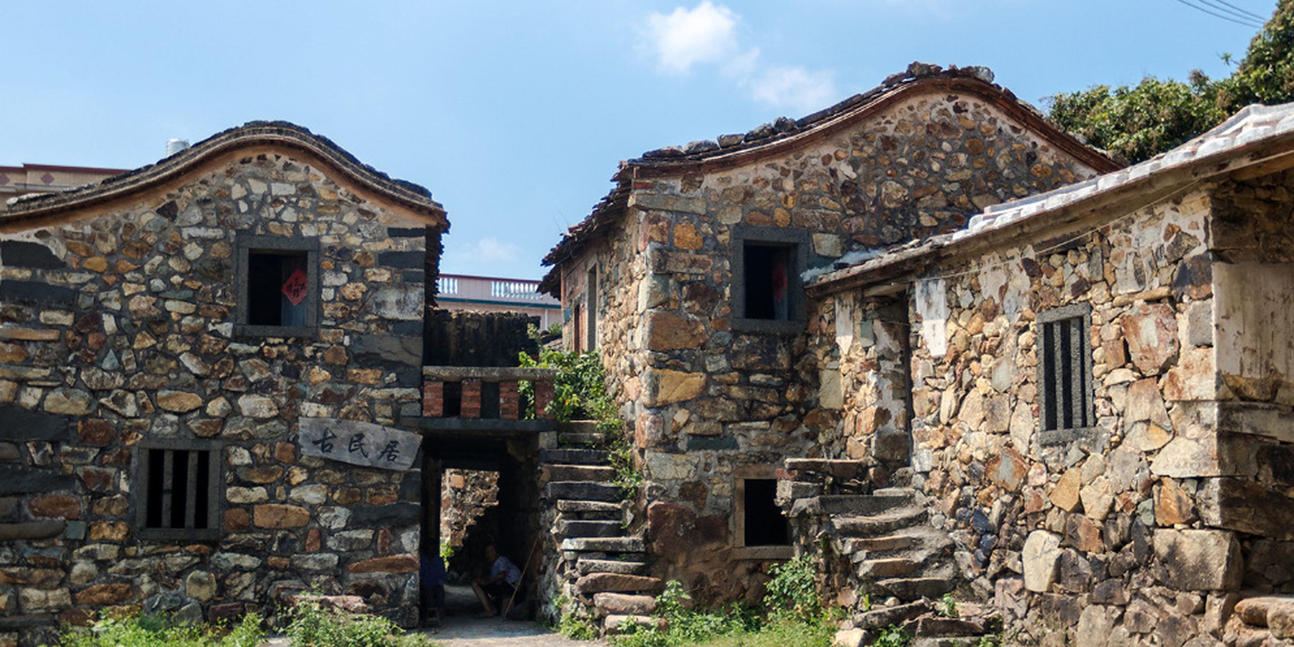 樟脚村有大溪涧,金钟潭,观音山寺,陈平山烈士故居和纪念碑等.